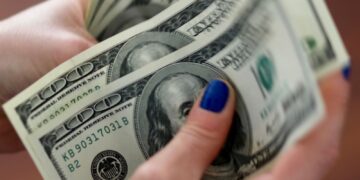 Dólar cai para R$ 5,60, e bolsa fecha em máxima histórica