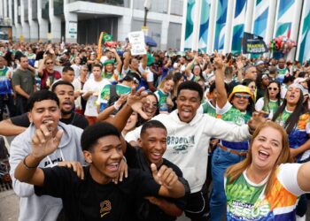 Marcha para Jesus reúne milhares de fiéis no centro do Rio de Janeiro