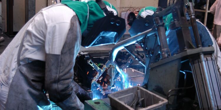 Vendas de máquinas e equipamentos sobem 13,4% no quadrimestre