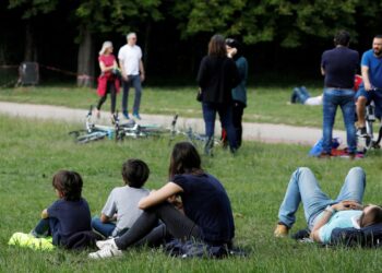 França proibirá fumar em praias, parques e perto de escolas