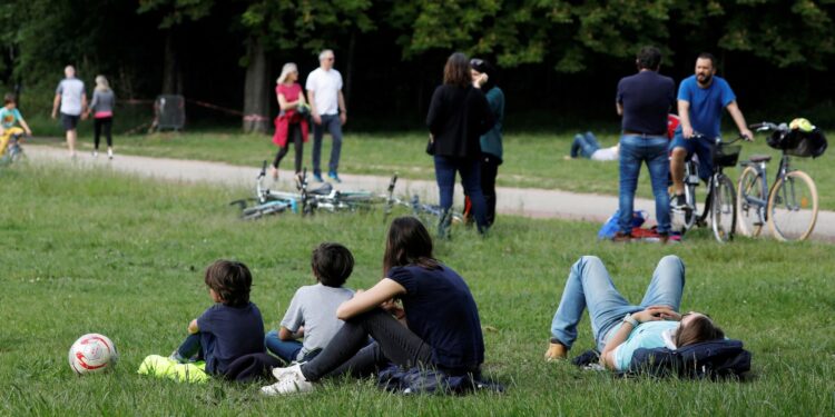 França proibirá fumar em praias, parques e perto de escolas