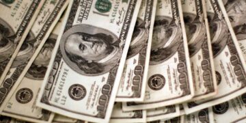 Dólar sobe para R$ 5,68 com anúncio de acordo entre EUA e China