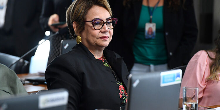 CAS vota licença paga para cônjuge acompanhar tratamento — Senado Notícias