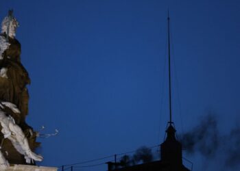 Fumaça preta: cardeais ainda não escolheram papa