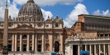 Vaticano registra fumaça branca; novo papa é eleito