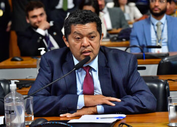 Beto Faro questiona projeto que concede a Recife o título de capital do brega — Senado Notícias