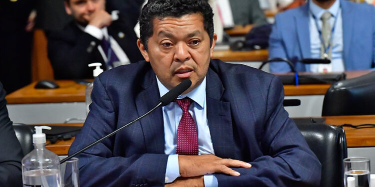 Beto Faro questiona projeto que concede a Recife o título de capital do brega — Senado Notícias