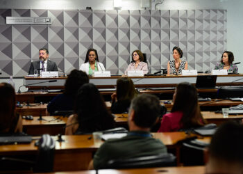 debate aponta sobrecarga das cuidadoras e necessidade de apoio — Senado Notícias