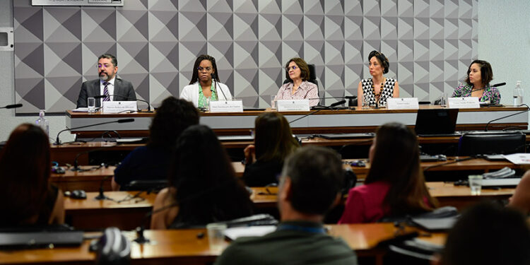 debate aponta sobrecarga das cuidadoras e necessidade de apoio — Senado Notícias
