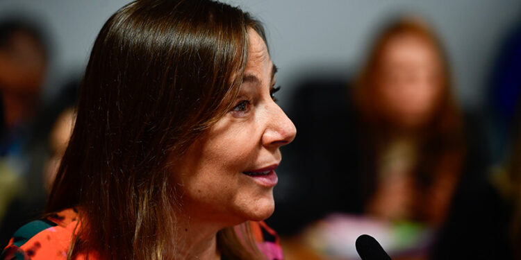 Vai ao Plenário projeto com regras mais simples para cosméticos artesanais — Senado Notícias