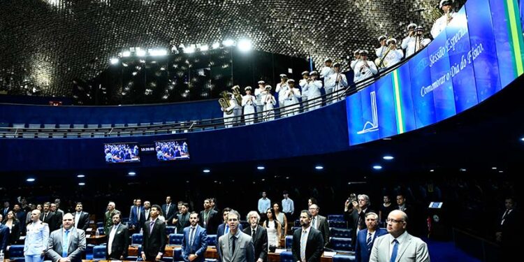 Homenagem aos físicos inclui defesa de mais investimentos em C&T e educação — Senado Notícias