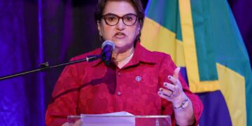 Posse da ministra das Mulheres vira ato de apoio à Marina Silva