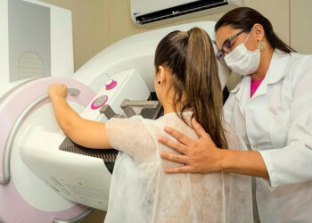 CAS vota incentivo a empresa que apoiar acompanhante de paciente com câncer de mama — Senado Notícias