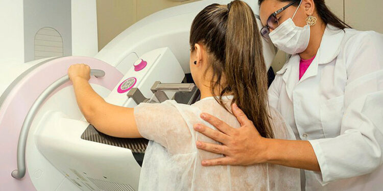 CAS vota incentivo a empresa que apoiar acompanhante de paciente com câncer de mama — Senado Notícias