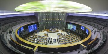 Especialistas vêem manobra jurídica em decisão da Câmara sobre golpe
