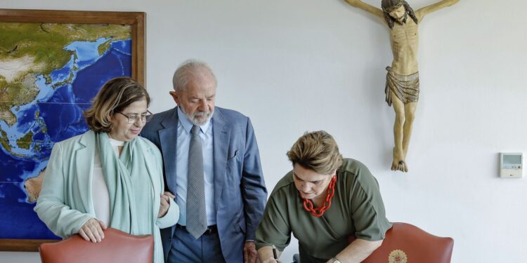 “Lula quer mulheres mais contentes e protegidas”, diz nova ministra