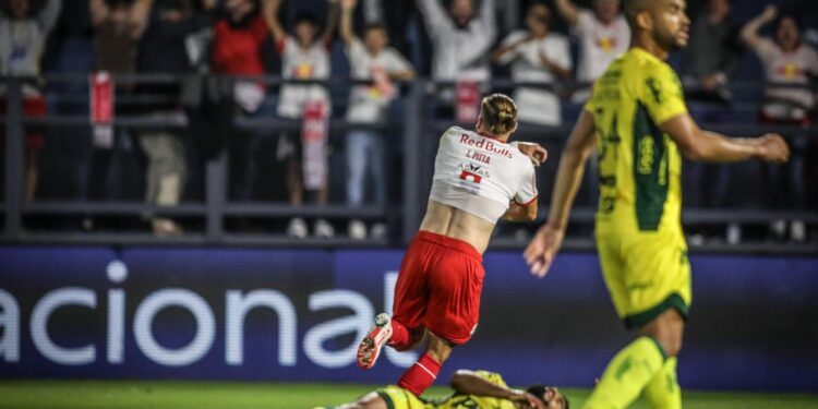 Pitta marca e deixa Bragantino na vice-liderança do Brasileiro