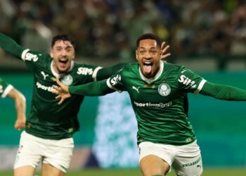 Vitor Roque marca nos acréscimos para levar Palmeiras à liderança