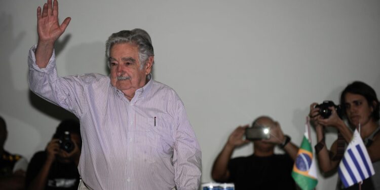Deputados e senadores brasileiros lamentam morte de Mujica