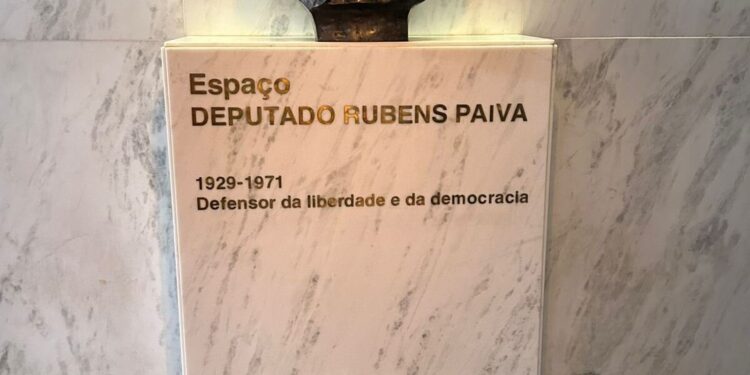 Ato contra PL da Anistia é realizado em frente a busto de Rubens Paiva