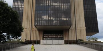 Mercado melhora expectativa sobre economia com PIB a 2,14%