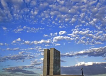 Relator antecipa fim da reeleição para 2030 e CCJ adia votação
