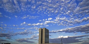 Relator antecipa fim da reeleição para 2030 e CCJ adia votação