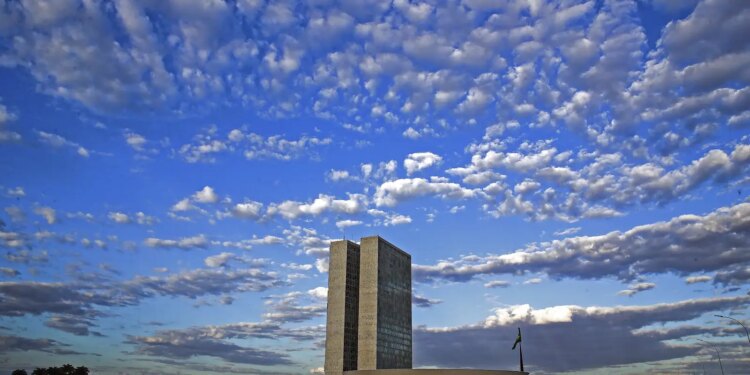 Relator antecipa fim da reeleição para 2030 e CCJ adia votação