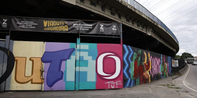 Baile Charme do viaduto de Madureira comemora 35 anos