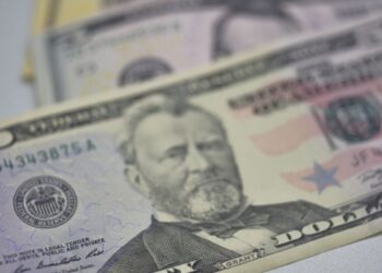 Dólar cai para R$ 5,66 após Copom e acordo entre EUA e Reino Unido