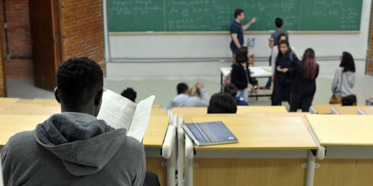 Campanha arrecada doações para bolsas destinadas a estudantes negros