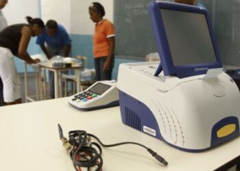 Com oposição rachada, Venezuela realiza eleição legislativa e regional