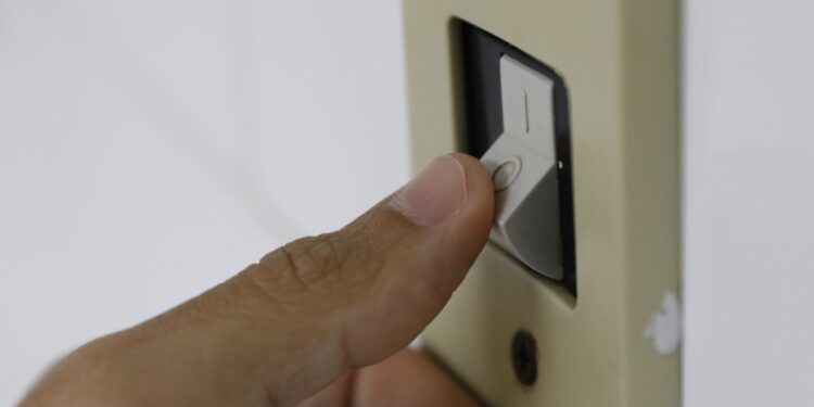 Conta de luz terá bandeira vermelha em junho, anuncia Aneel