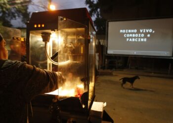 Moradores da favela do Moinho interrompem com fogo passagem de trens