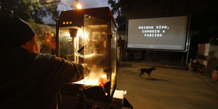 Moradores da favela do Moinho interrompem com fogo passagem de trens