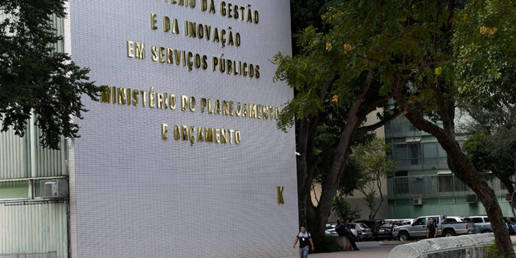 Senado vai avaliar reajuste de servidores federais aprovado pelos deputados — Senado Notícias