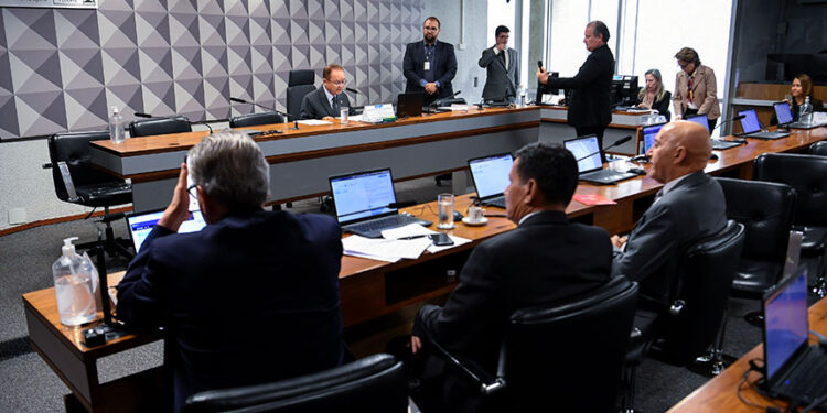 Ministro da Agricultura virá ao Senado falar sobre a gripe aviária e seus impactos — Senado Notícias