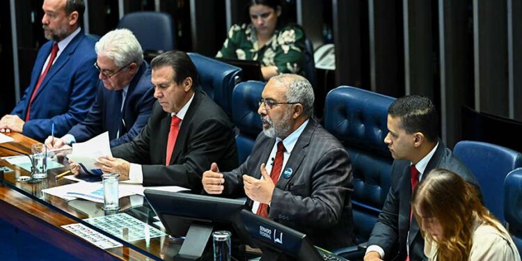 Para marcar o 1º de maio, Plenário debateu desafios do mundo do trabalho — Senado Notícias