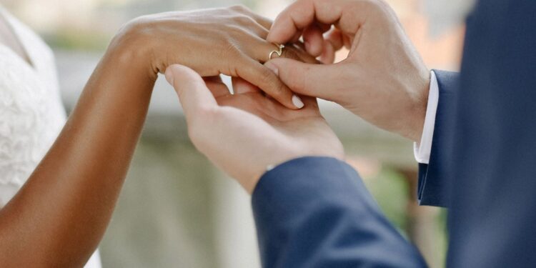 Saiba em quais meses mais acontecem casamentos e nascimentos no Brasil