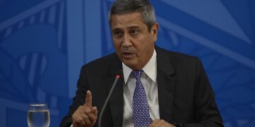 PGR defende que general Braga Netto siga em prisão preventiva