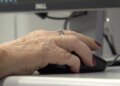 Idosos enfrentam barreiras digitais para acessar serviços do INSS