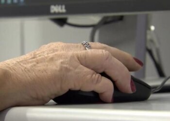 Idosos enfrentam barreiras digitais para acessar serviços do INSS