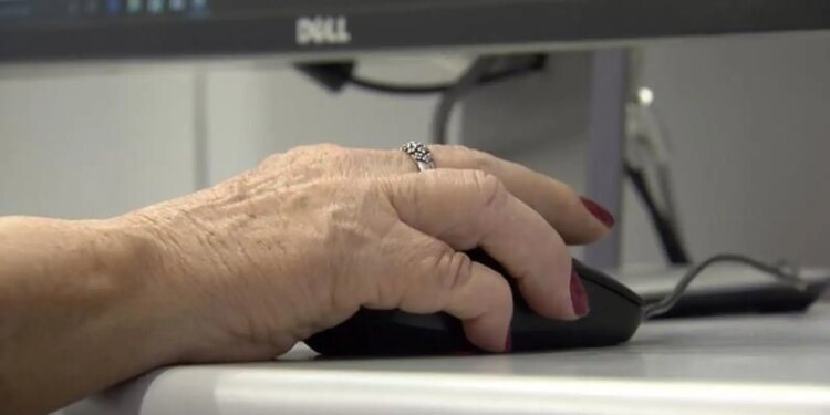 Idosos enfrentam barreiras digitais para acessar serviços do INSS