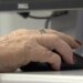 Idosos enfrentam barreiras digitais para acessar serviços do INSS