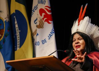 Sonia Guajajara é a primeira indígena doutora honoris causa da Uerj