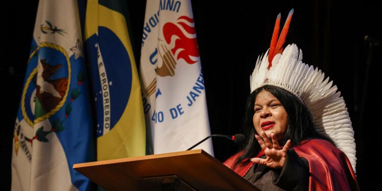 Sonia Guajajara é a primeira indígena doutora honoris causa da Uerj