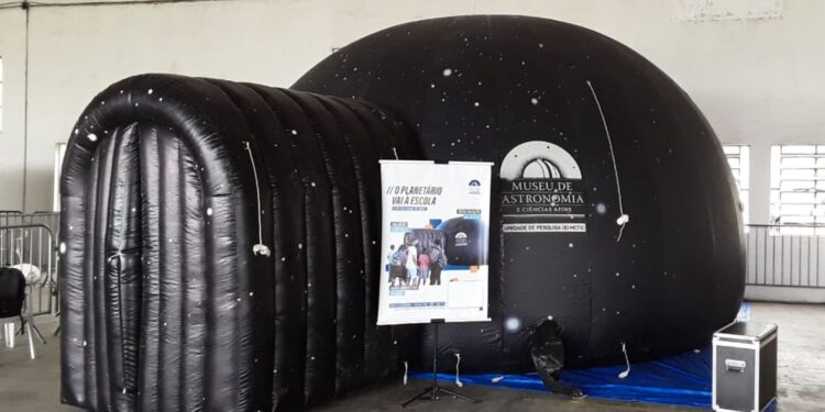 Museu e bibliotecas levarão planetário móvel a comunidades do Rio