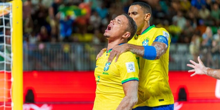 Copa do Mundo de beach soccer: Brasil goleia Omã por 11 a 1