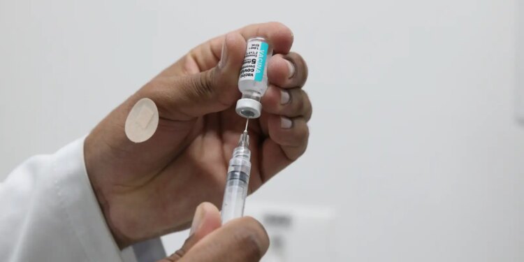 Covid-19: vacinação de idosos será ampliada em junho no Rio