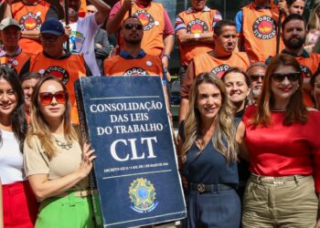Manifestantes fazem ato em defesa da Justiça do Trabalho em São Paulo